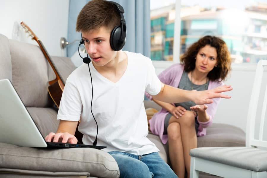 Compare Rehab UK | Getting Help For Internet Addiction, Signs, Symptoms & Therapy Options